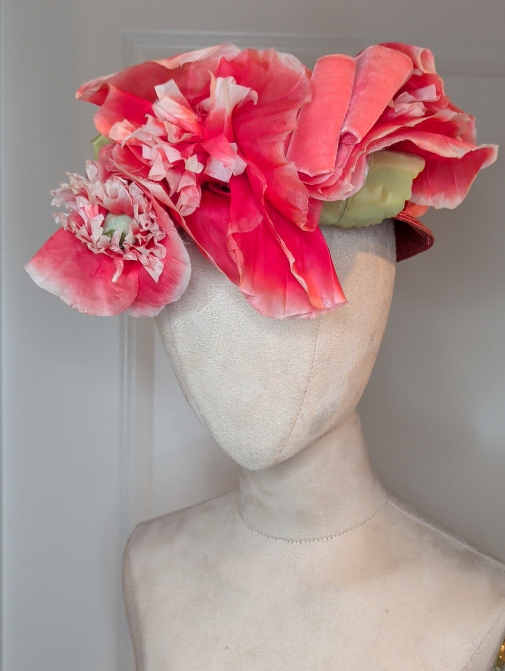 Vintage 50s Leslie James Women’s Cloche Hat Coral Satin Flowers JW Robinson
